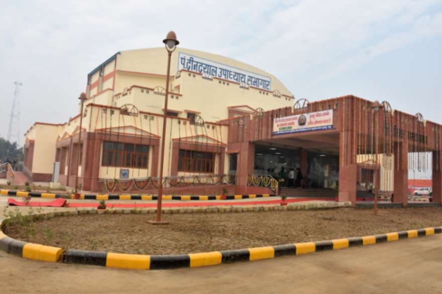 Uttar Pradesh Pandit Deen Dayal Upadhyaya Pashu Chikitsa Vigyan Vishwavidyalaya Evam Go-Anusandhan Sansthan campus